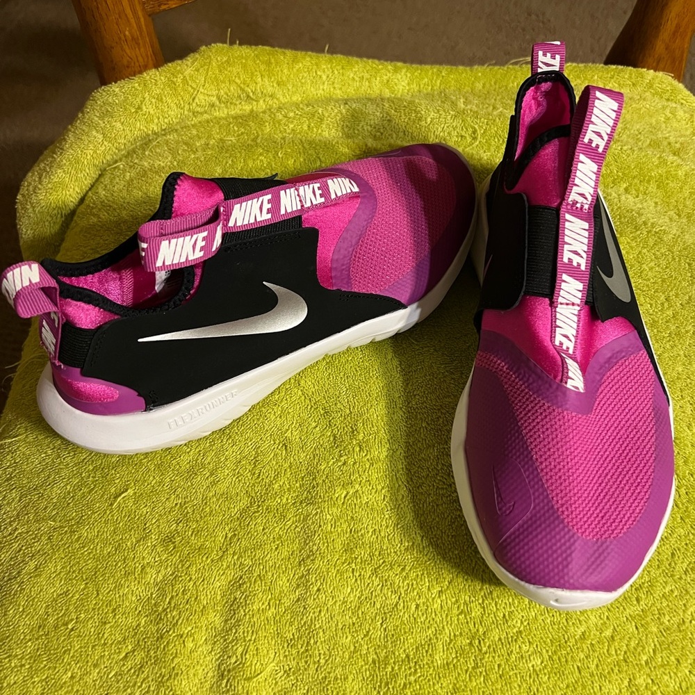 Gently used: Youth size 6.5 Nike Flex Runner